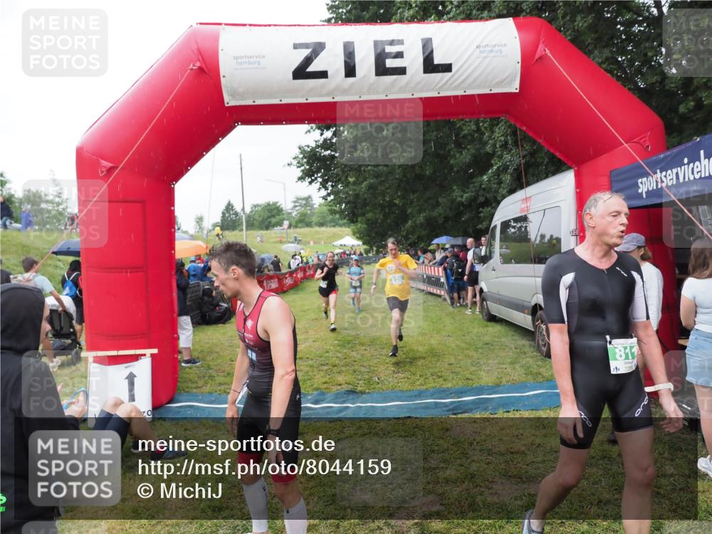 21.06.2025 - 27. Vierlanden-Triathlon MichiJ http://msf.ph/oto/8044159 15.06.2026 13:45:11 Ziel 811, 881, 930, 956, 1114 meine-sportfotos.de