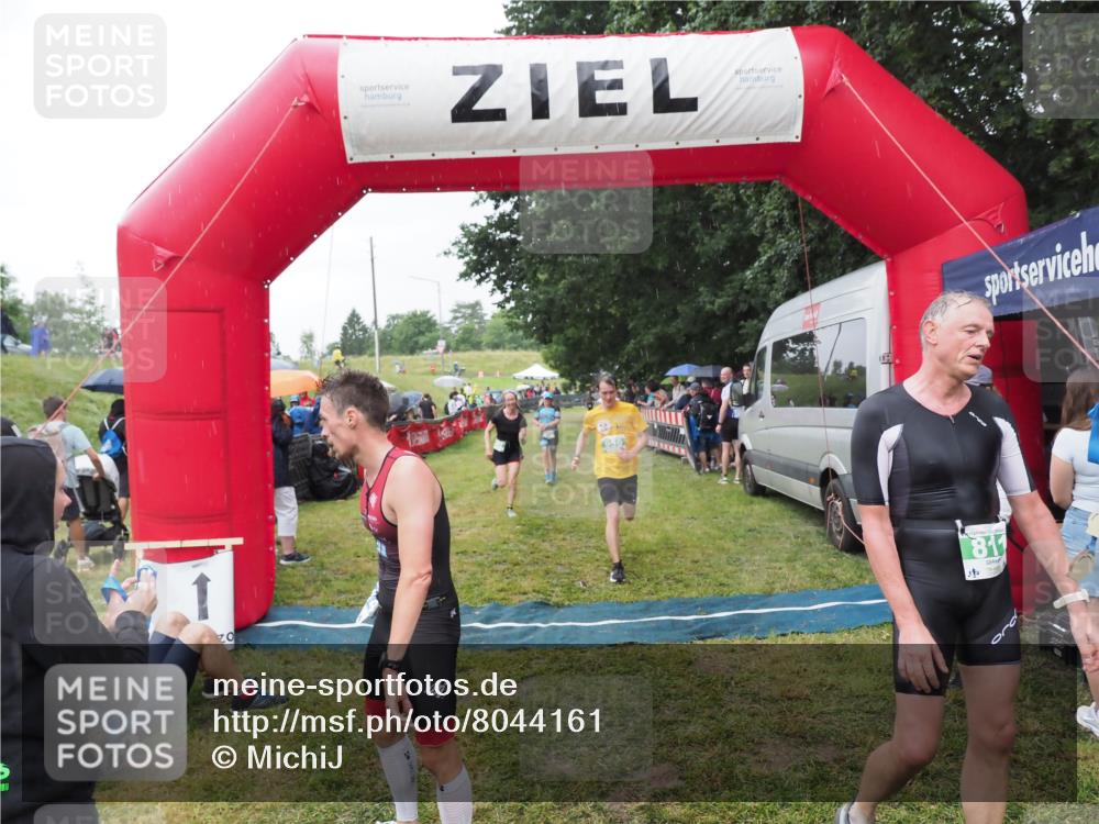 21.06.2025 - 27. Vierlanden-Triathlon MichiJ http://msf.ph/oto/8044161 15.06.2026 13:45:11 Ziel 811, 881, 930, 956, 1114 meine-sportfotos.de