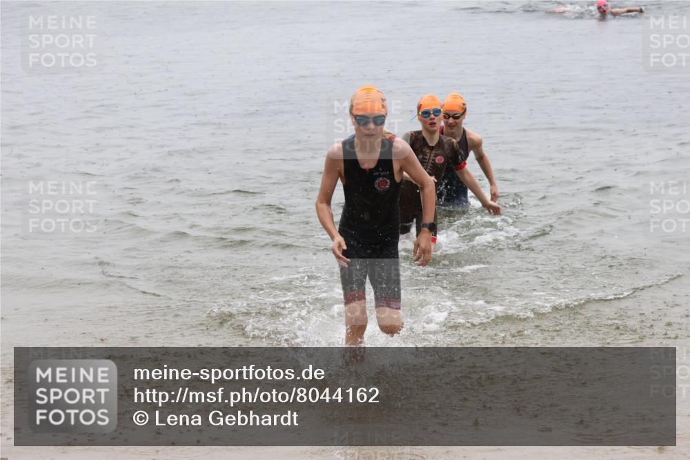 21.06.2025 - 27. Vierlanden-Triathlon Lena Gebhardt http://msf.ph/oto/8044162 15.06.2025 14:39:07 Schwimmen 1335, 1345, 1349 meine-sportfotos.de