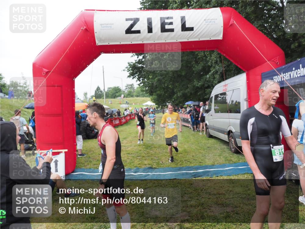 21.06.2025 - 27. Vierlanden-Triathlon MichiJ http://msf.ph/oto/8044163 15.06.2026 13:45:11 Ziel 811, 881, 930, 956, 1114 meine-sportfotos.de