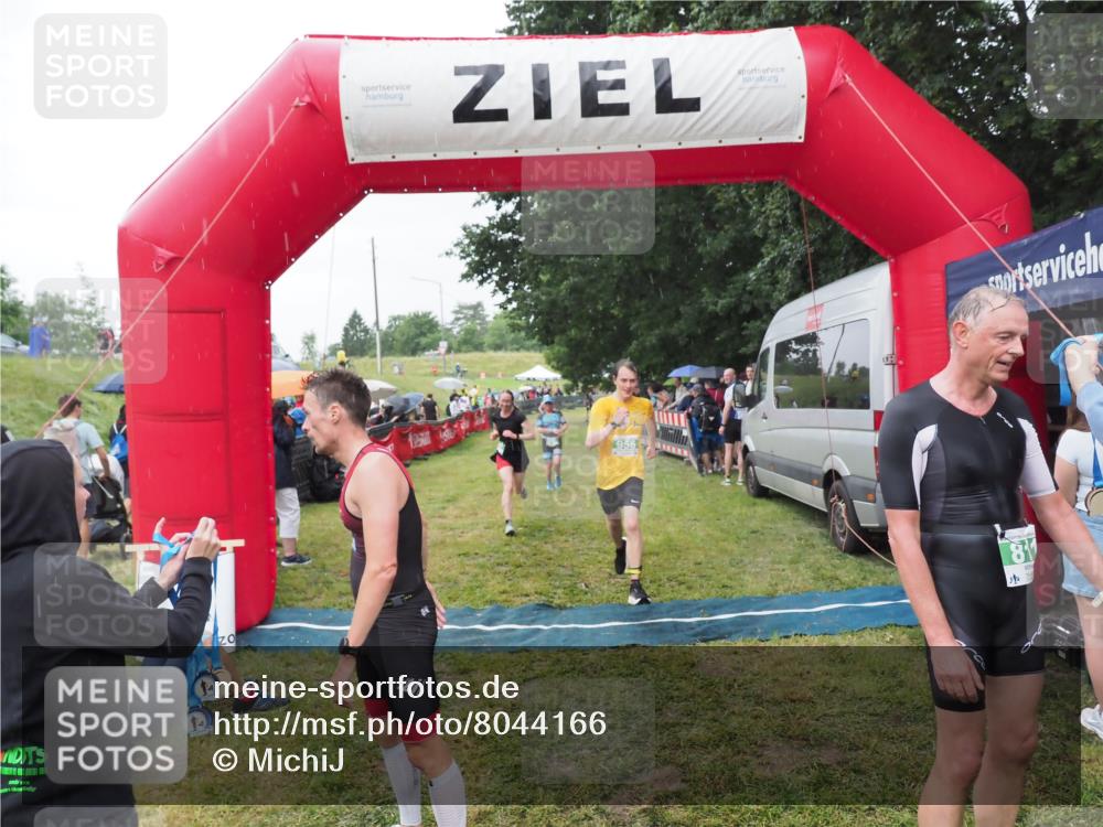 21.06.2025 - 27. Vierlanden-Triathlon MichiJ http://msf.ph/oto/8044166 15.06.2026 13:45:11 Ziel 811, 881, 930, 956, 1114 meine-sportfotos.de