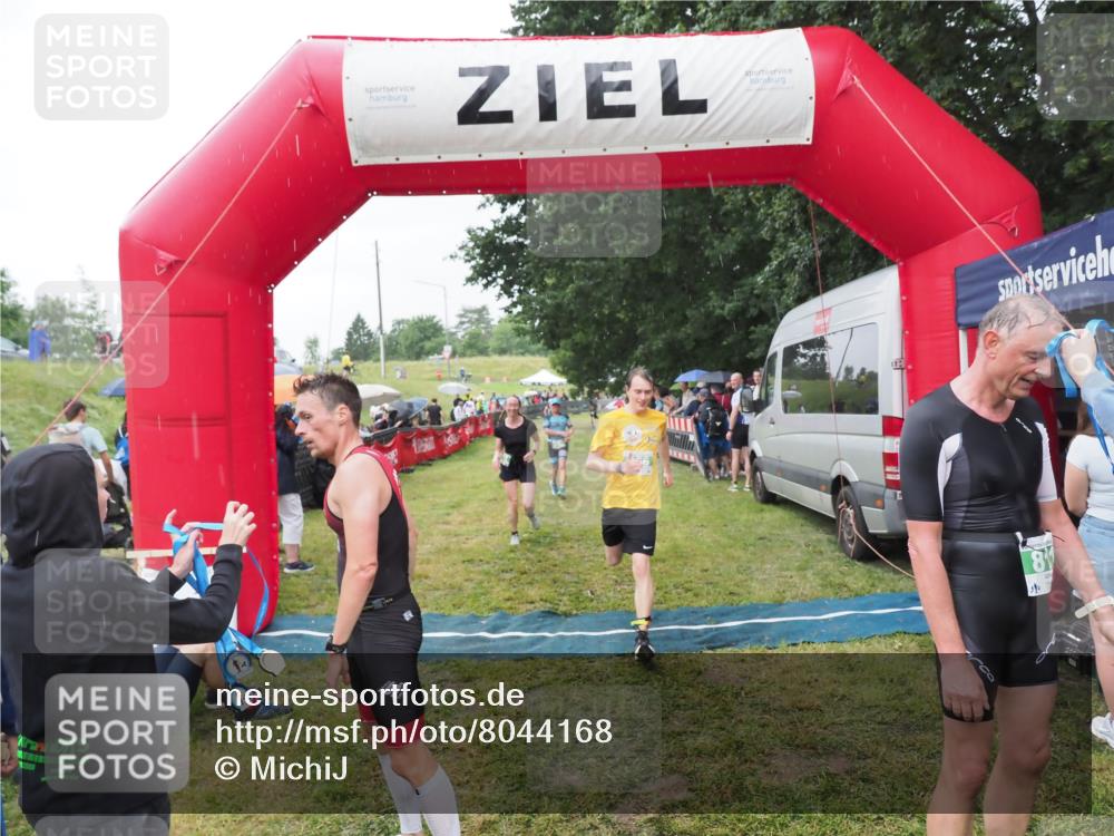21.06.2025 - 27. Vierlanden-Triathlon MichiJ http://msf.ph/oto/8044168 15.06.2026 13:45:11 Ziel 811, 881, 930, 956, 1114 meine-sportfotos.de