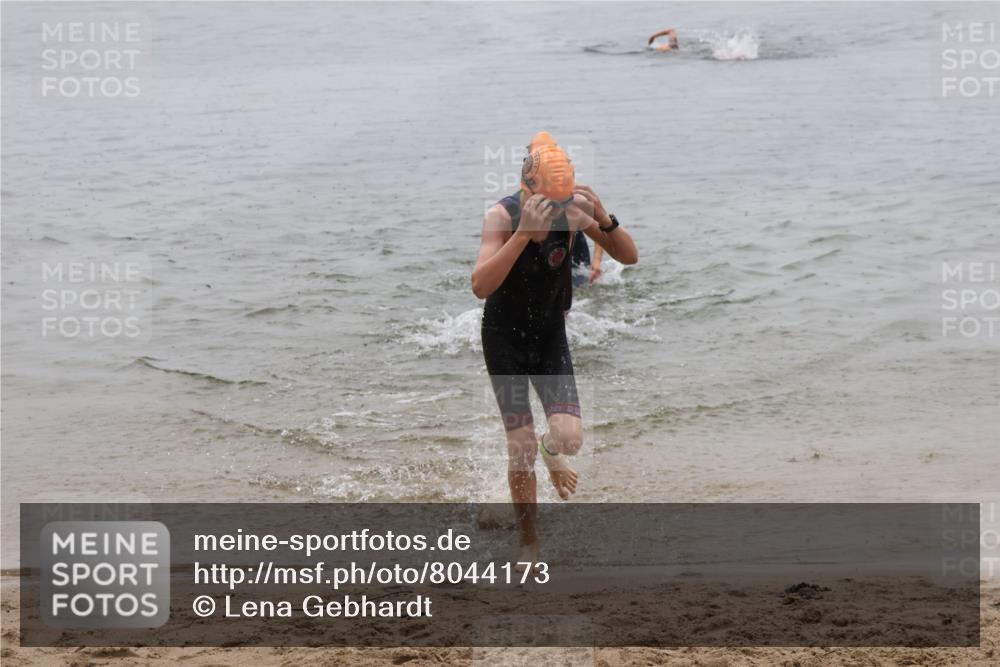 21.06.2025 - 27. Vierlanden-Triathlon Lena Gebhardt http://msf.ph/oto/8044173 15.06.2025 14:39:07 Schwimmen 1335, 1345, 1349 meine-sportfotos.de