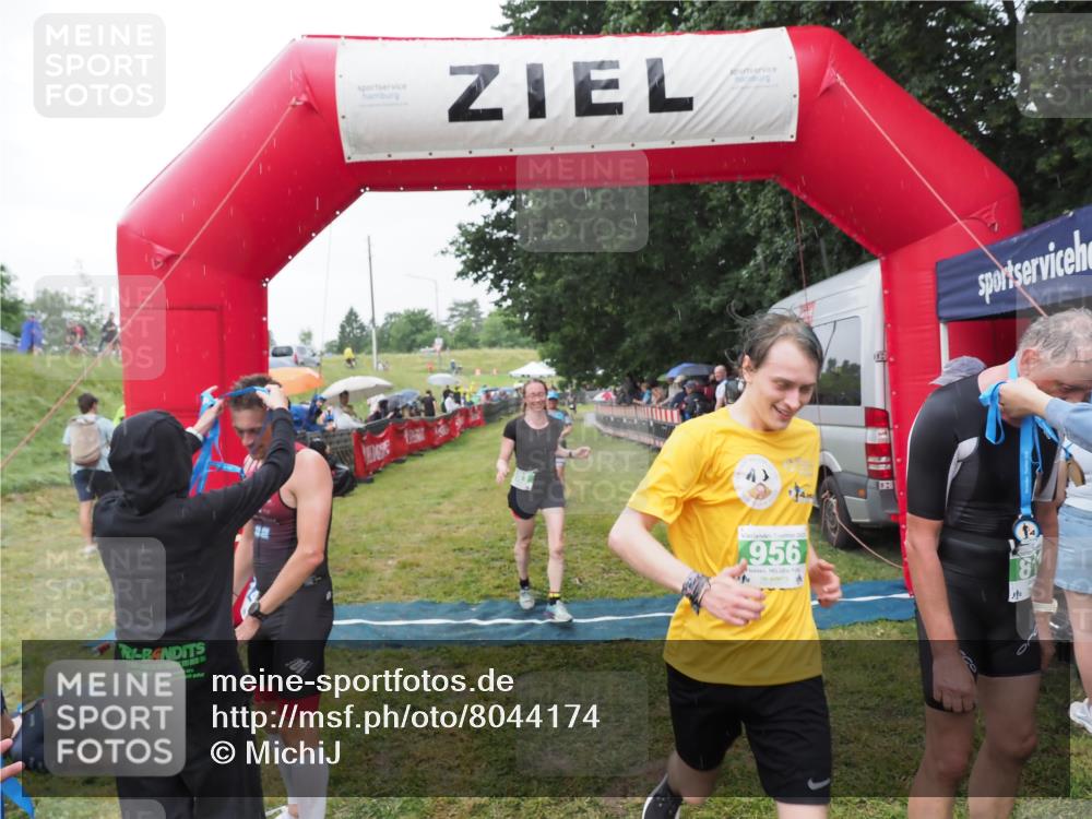 21.06.2025 - 27. Vierlanden-Triathlon MichiJ http://msf.ph/oto/8044174 15.06.2026 13:45:12 Ziel 811, 881, 930, 956, 1114 meine-sportfotos.de