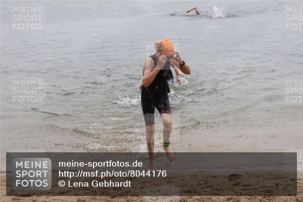 21.06.2025 - 27. Vierlanden-Triathlon Lena Gebhardt http://msf.ph/oto/8044176 15.06.2025 14:39:07 Schwimmen 1335, 1345, 1349 meine-sportfotos.de