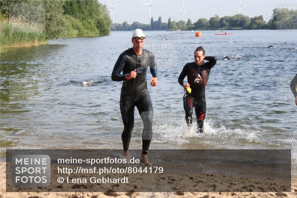 15.06.2025 - 27. Vierlanden-Triathlon Lena Gebhardt http://msf.ph/oto/8044179 15.06.2025 08:34:53 Schwimmen 43, 80, 124, 149, 159, 186 meine-sportfotos.de