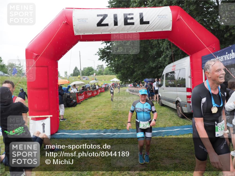 21.06.2025 - 27. Vierlanden-Triathlon MichiJ http://msf.ph/oto/8044189 15.06.2026 13:45:15 Ziel 811, 849, 881, 930, 956, 1114 meine-sportfotos.de