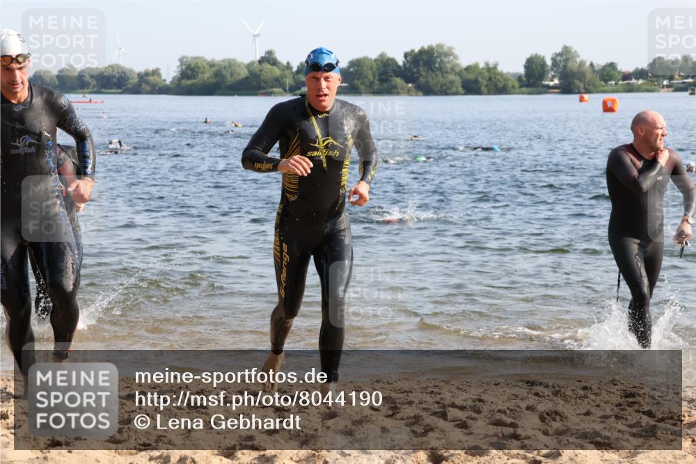 15.06.2025 - 27. Vierlanden-Triathlon Lena Gebhardt http://msf.ph/oto/8044190 15.06.2025 08:34:55 Schwimmen 12, 43, 80, 124, 149, 159, 186 meine-sportfotos.de