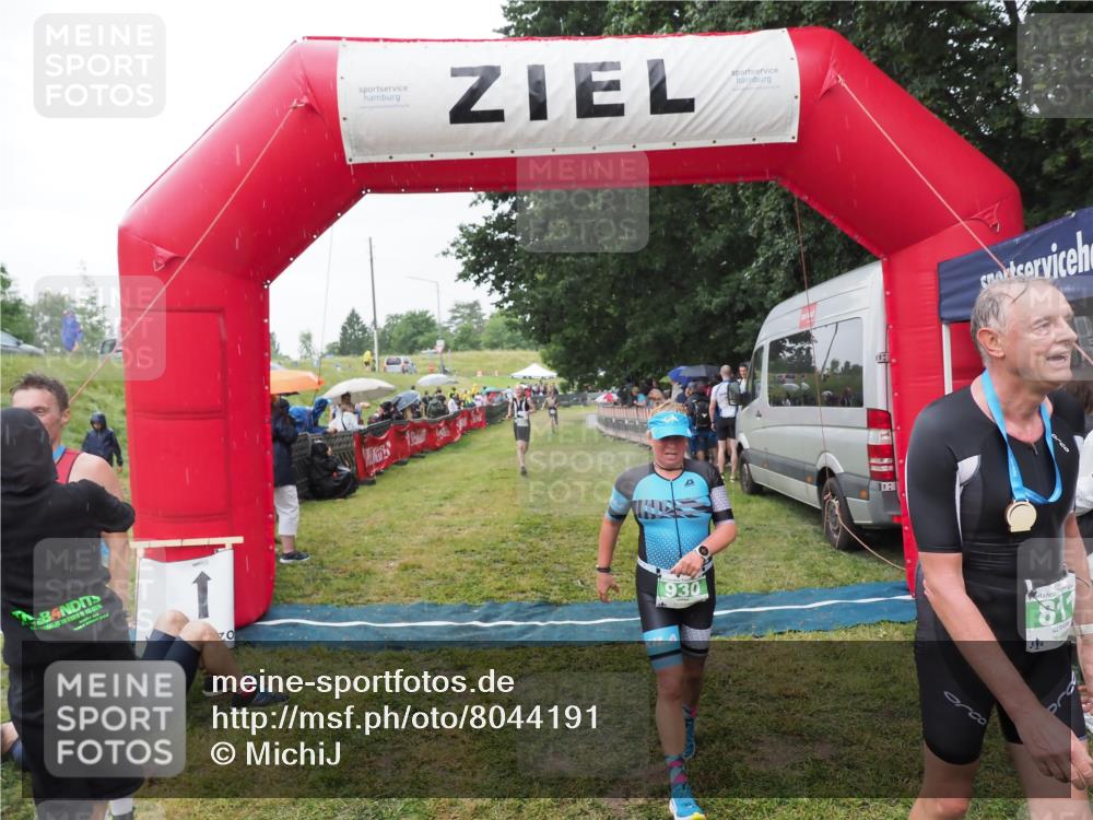 21.06.2025 - 27. Vierlanden-Triathlon MichiJ http://msf.ph/oto/8044191 15.06.2026 13:45:15 Ziel 811, 849, 881, 930, 956, 1114 meine-sportfotos.de
