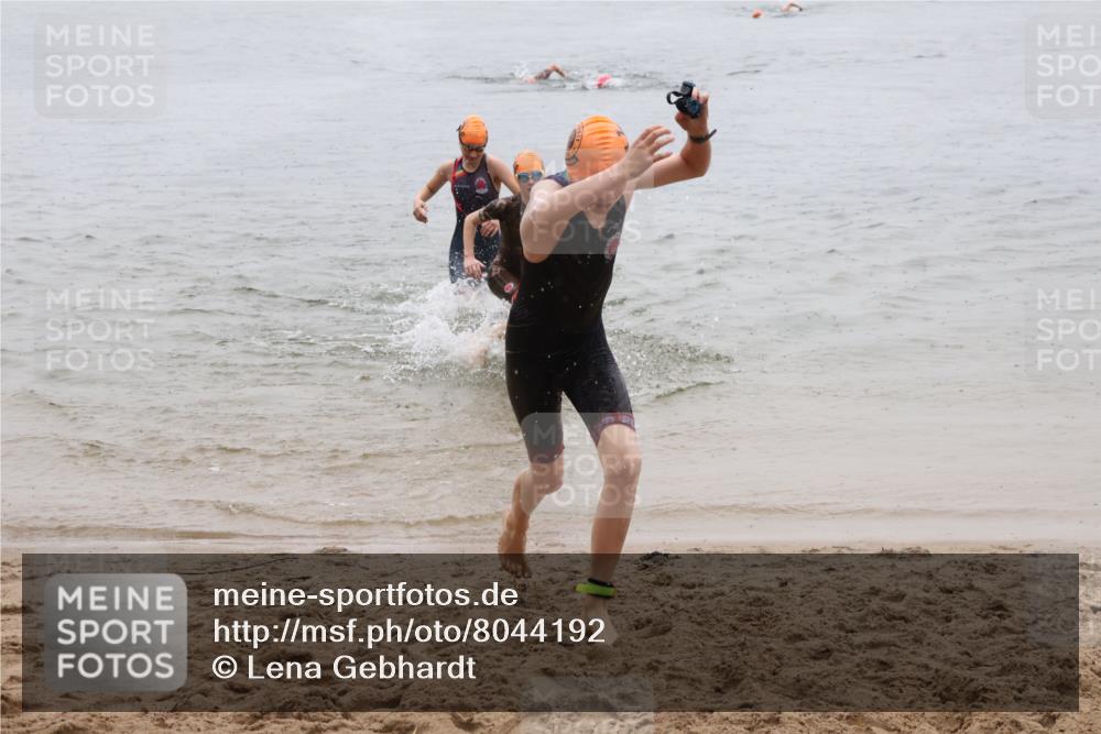 21.06.2025 - 27. Vierlanden-Triathlon Lena Gebhardt http://msf.ph/oto/8044192 15.06.2025 14:39:08 Schwimmen 1335, 1345, 1349 meine-sportfotos.de
