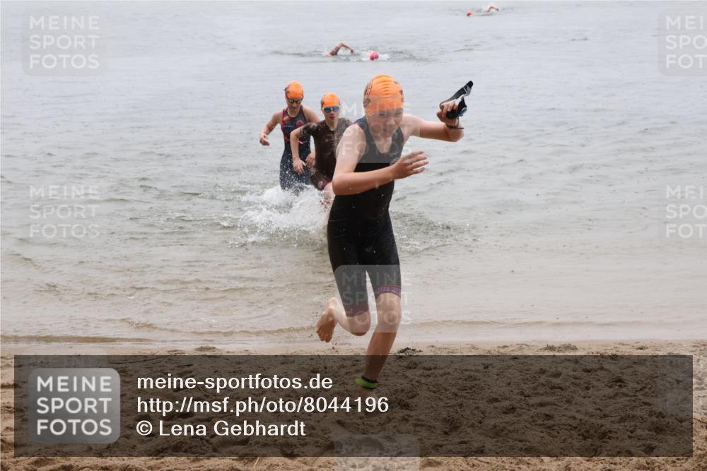 21.06.2025 - 27. Vierlanden-Triathlon Lena Gebhardt http://msf.ph/oto/8044196 15.06.2025 14:39:08 Schwimmen 1335, 1345, 1349 meine-sportfotos.de