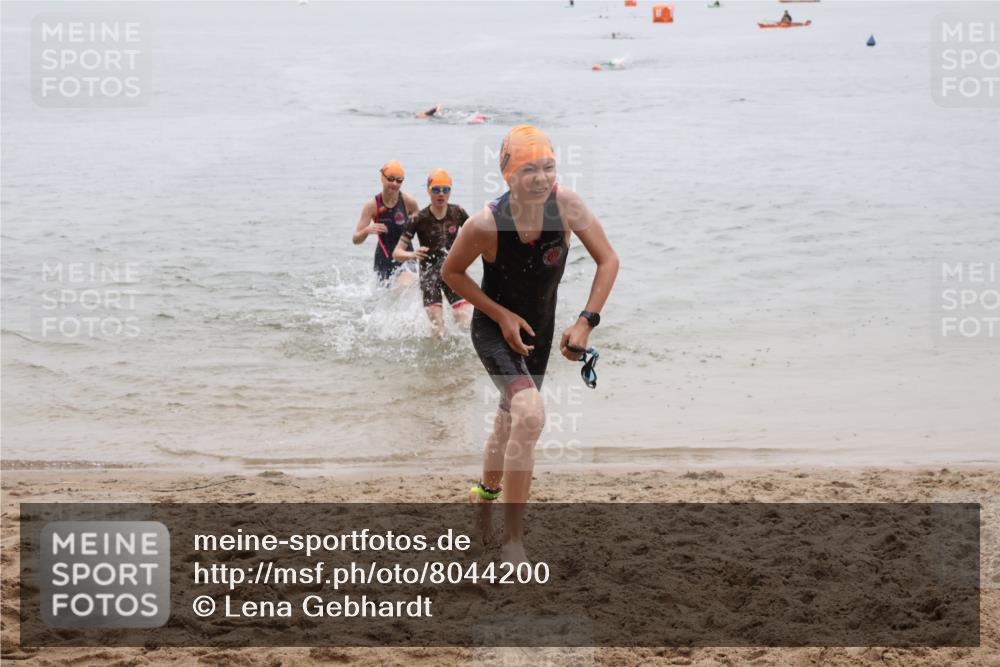 21.06.2025 - 27. Vierlanden-Triathlon Lena Gebhardt http://msf.ph/oto/8044200 15.06.2025 14:39:08 Schwimmen 1335, 1345, 1349 meine-sportfotos.de