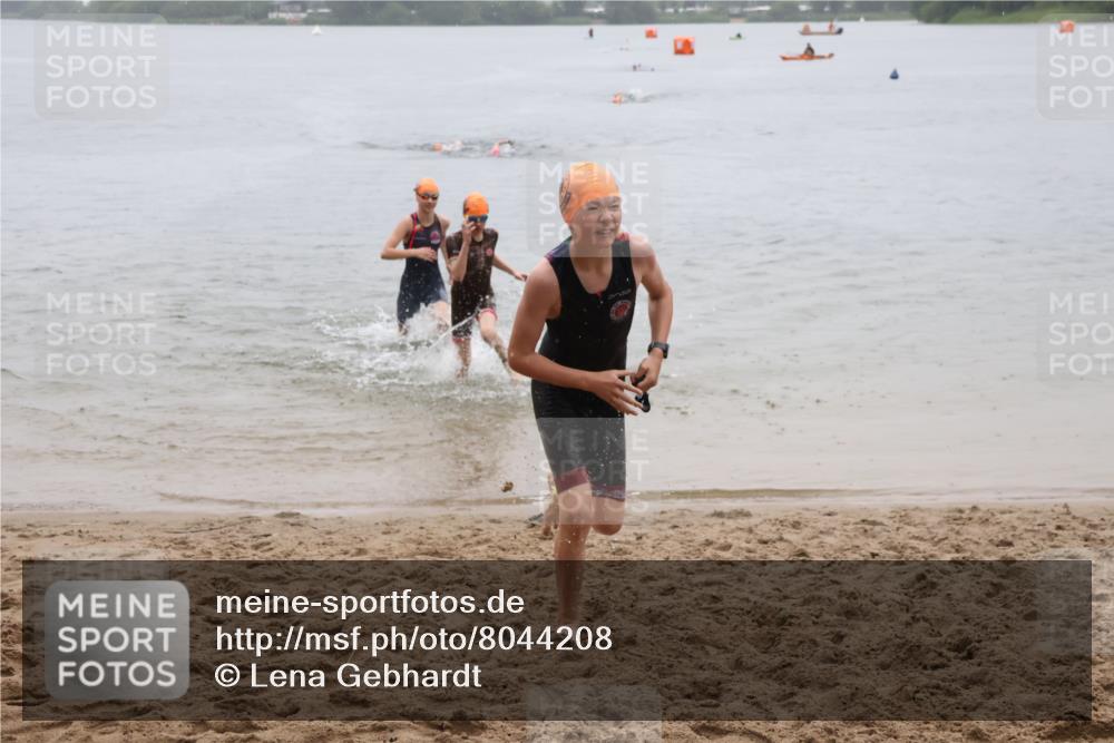 21.06.2025 - 27. Vierlanden-Triathlon Lena Gebhardt http://msf.ph/oto/8044208 15.06.2025 14:39:08 Schwimmen 1335, 1345, 1349 meine-sportfotos.de