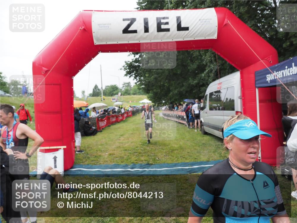 21.06.2025 - 27. Vierlanden-Triathlon MichiJ http://msf.ph/oto/8044213 15.06.2026 13:45:17 Ziel 849, 881, 930, 956 meine-sportfotos.de