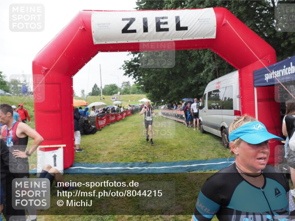21.06.2025 - 27. Vierlanden-Triathlon MichiJ http://msf.ph/oto/8044215 15.06.2026 13:45:17 Ziel 849, 881, 930, 956 meine-sportfotos.de