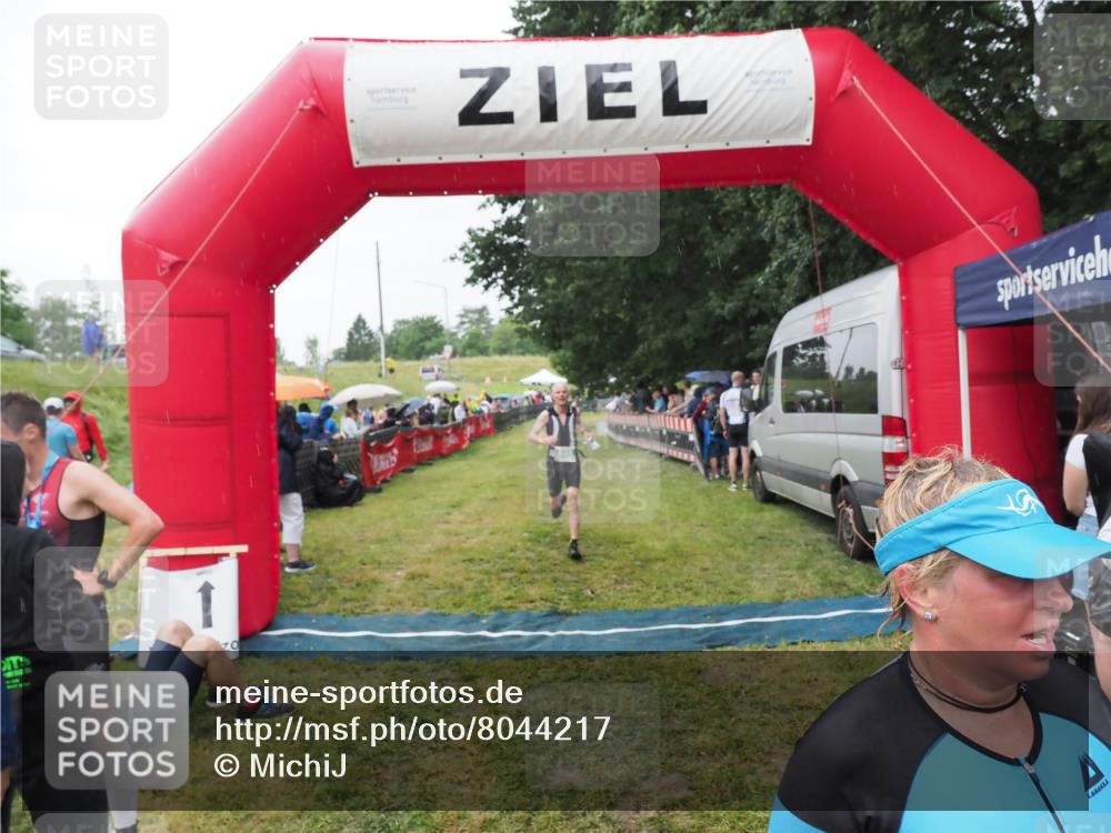 21.06.2025 - 27. Vierlanden-Triathlon MichiJ http://msf.ph/oto/8044217 15.06.2026 13:45:17 Ziel 849, 881, 930, 956 meine-sportfotos.de