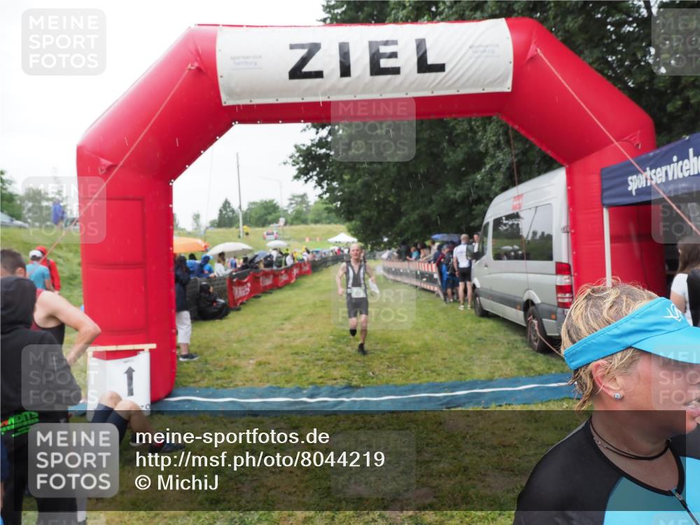 21.06.2025 - 27. Vierlanden-Triathlon MichiJ http://msf.ph/oto/8044219 15.06.2026 13:45:17 Ziel 849, 881, 930, 956 meine-sportfotos.de