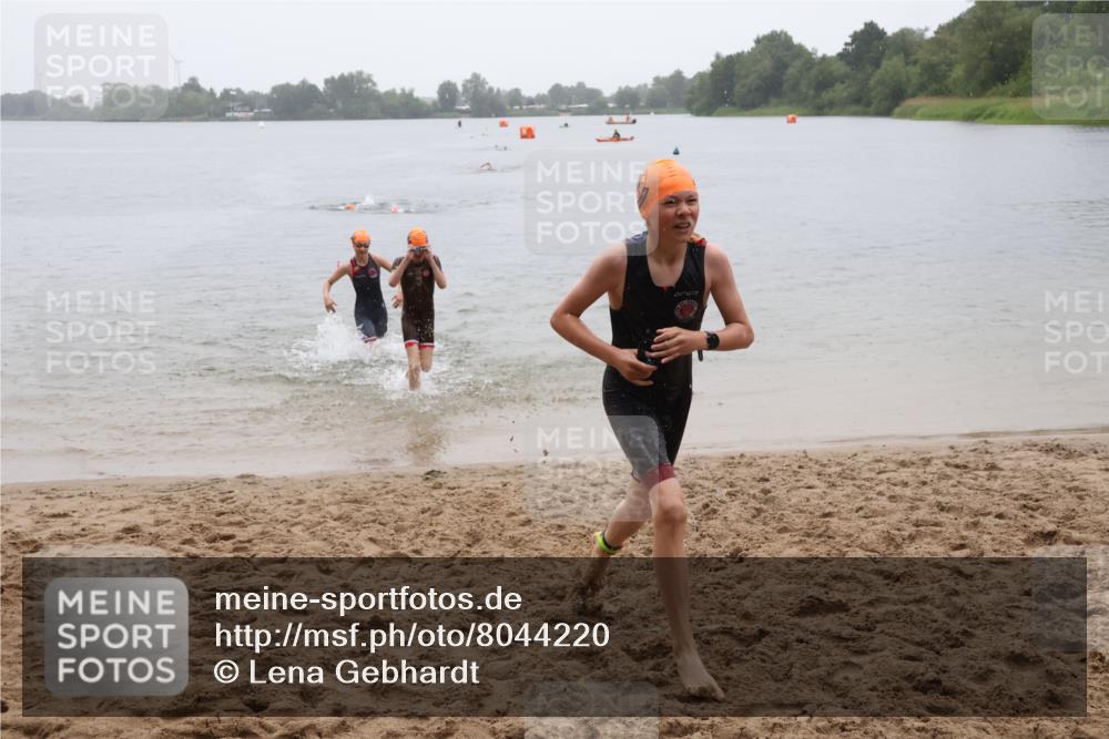 21.06.2025 - 27. Vierlanden-Triathlon Lena Gebhardt http://msf.ph/oto/8044220 15.06.2025 14:39:09 Schwimmen 1335, 1345, 1349 meine-sportfotos.de