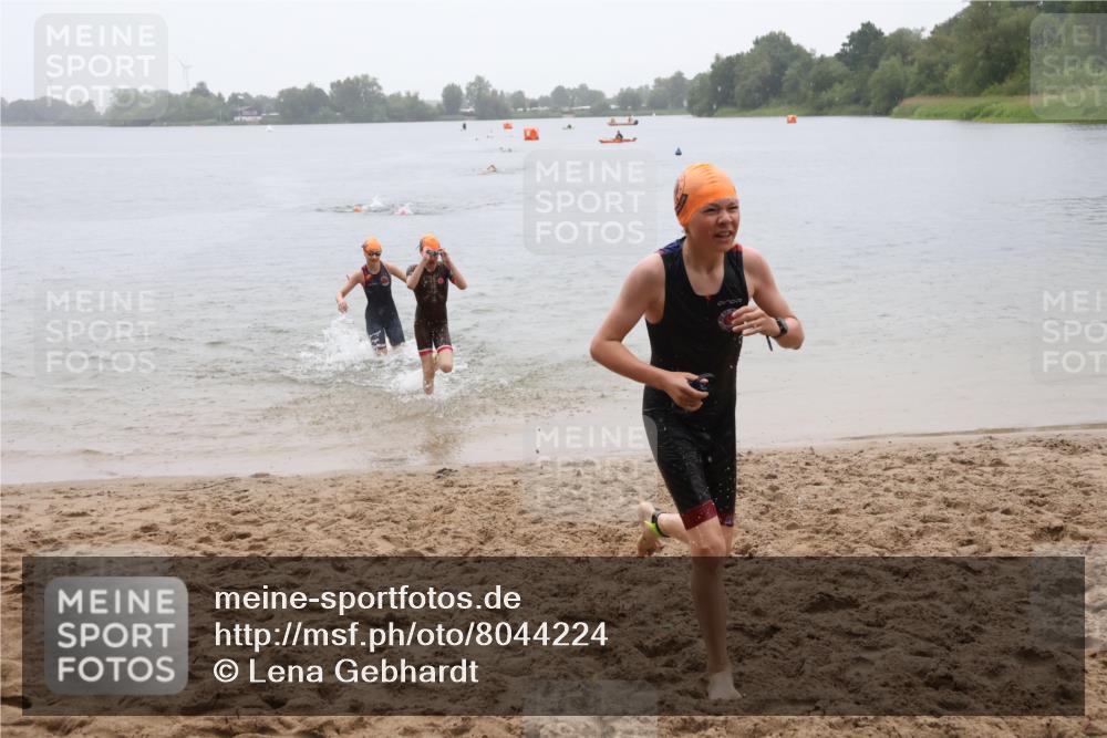 21.06.2025 - 27. Vierlanden-Triathlon Lena Gebhardt http://msf.ph/oto/8044224 15.06.2025 14:39:09 Schwimmen 1335, 1345, 1349 meine-sportfotos.de