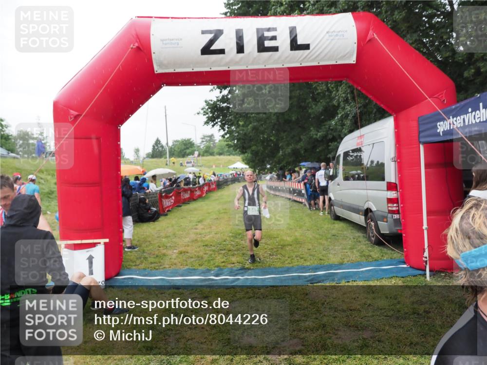 21.06.2025 - 27. Vierlanden-Triathlon MichiJ http://msf.ph/oto/8044226 15.06.2026 13:45:18 Ziel 849, 881, 930, 956 meine-sportfotos.de