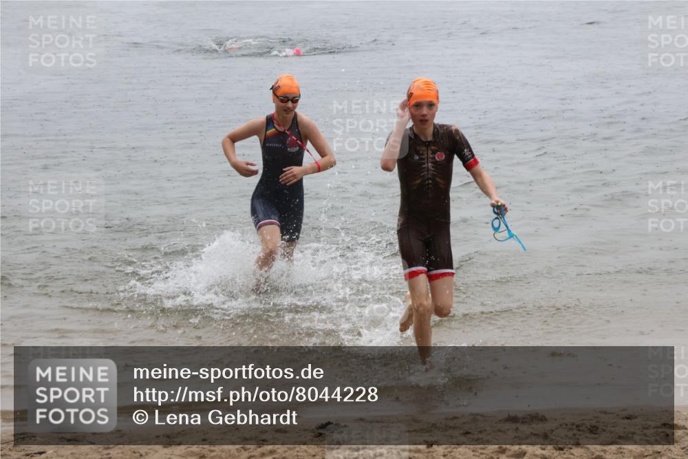 21.06.2025 - 27. Vierlanden-Triathlon Lena Gebhardt http://msf.ph/oto/8044228 15.06.2025 14:39:09 Schwimmen 1335, 1345, 1349 meine-sportfotos.de