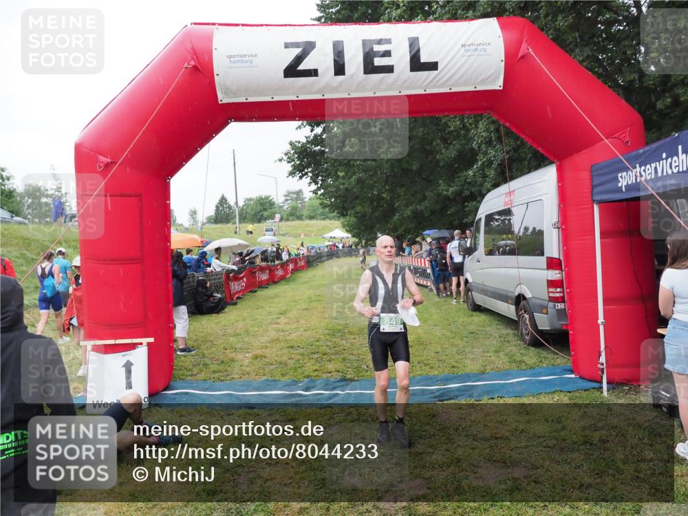 21.06.2025 - 27. Vierlanden-Triathlon MichiJ http://msf.ph/oto/8044233 15.06.2026 13:45:19 Ziel 849, 881, 930 meine-sportfotos.de