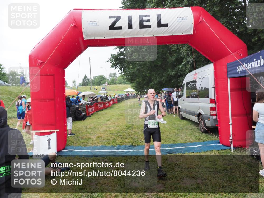 21.06.2025 - 27. Vierlanden-Triathlon MichiJ http://msf.ph/oto/8044236 15.06.2026 13:45:19 Ziel 849, 881, 930 meine-sportfotos.de