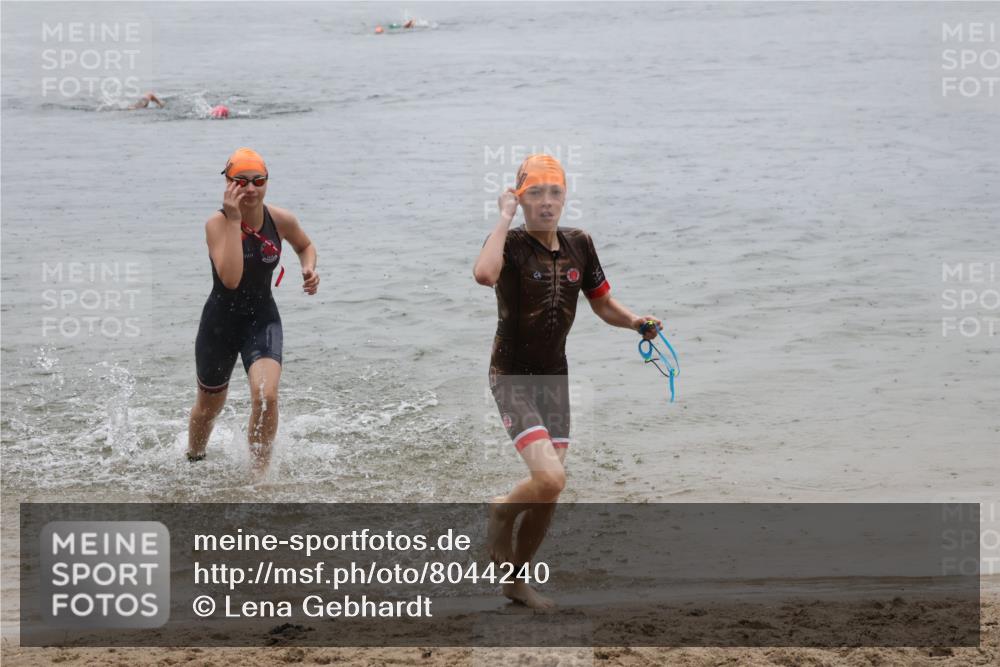 21.06.2025 - 27. Vierlanden-Triathlon Lena Gebhardt http://msf.ph/oto/8044240 15.06.2025 14:39:10 Schwimmen 1335, 1345, 1349 meine-sportfotos.de