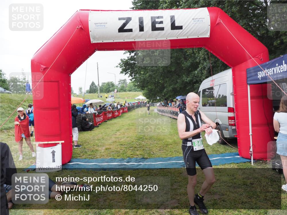 21.06.2025 - 27. Vierlanden-Triathlon MichiJ http://msf.ph/oto/8044250 15.06.2026 13:45:20 Ziel 849, 930 meine-sportfotos.de