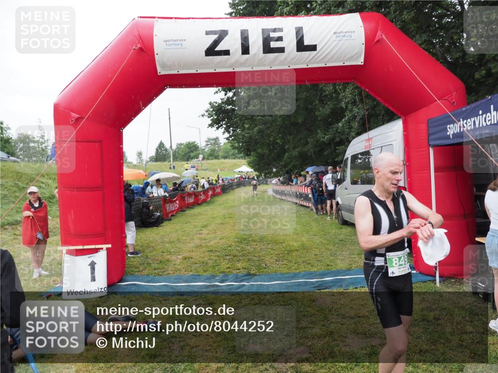 21.06.2025 - 27. Vierlanden-Triathlon MichiJ http://msf.ph/oto/8044252 15.06.2026 13:45:20 Ziel 849, 930 meine-sportfotos.de