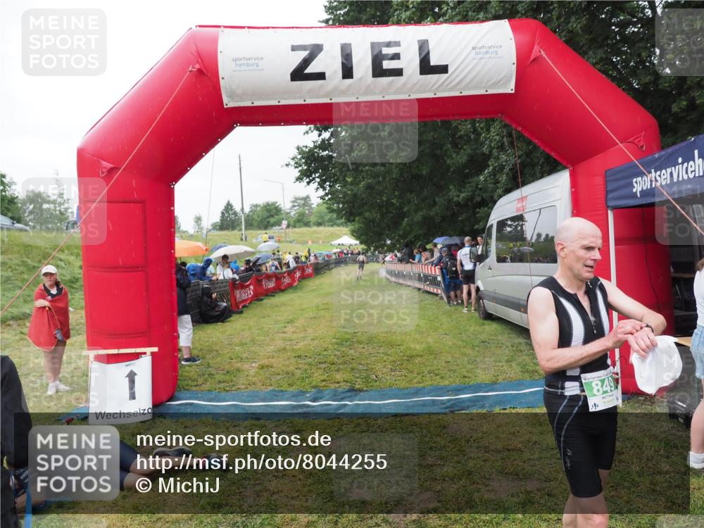 21.06.2025 - 27. Vierlanden-Triathlon MichiJ http://msf.ph/oto/8044255 15.06.2026 13:45:20 Ziel 849, 930 meine-sportfotos.de