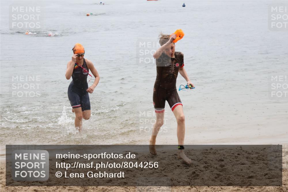 21.06.2025 - 27. Vierlanden-Triathlon Lena Gebhardt http://msf.ph/oto/8044256 15.06.2025 14:39:10 Schwimmen 1335, 1345, 1349 meine-sportfotos.de
