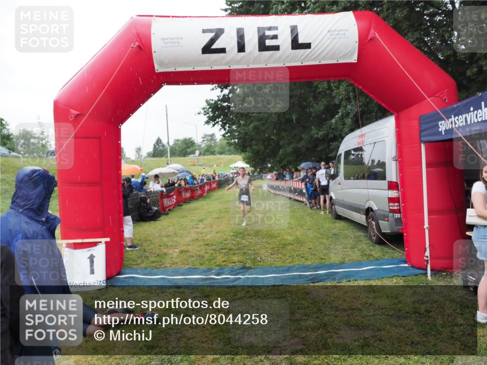 21.06.2025 - 27. Vierlanden-Triathlon MichiJ http://msf.ph/oto/8044258 15.06.2026 13:45:27 Ziel 1127 meine-sportfotos.de