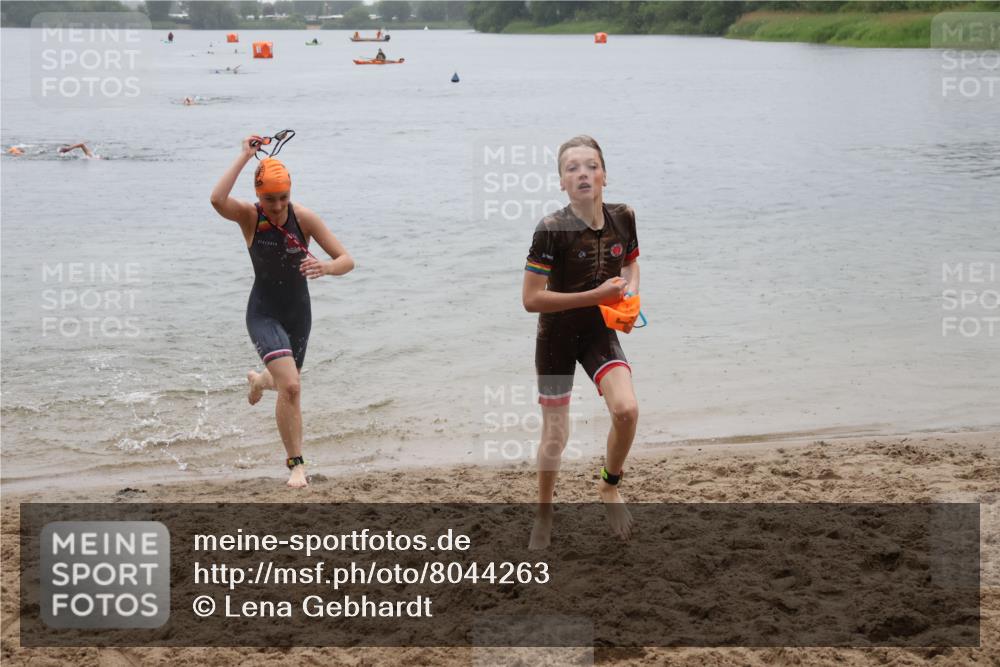 21.06.2025 - 27. Vierlanden-Triathlon Lena Gebhardt http://msf.ph/oto/8044263 15.06.2025 14:39:11 Schwimmen 1335, 1345, 1349 meine-sportfotos.de