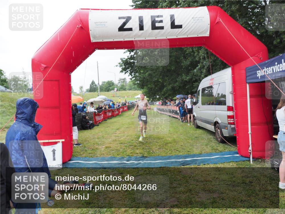 21.06.2025 - 27. Vierlanden-Triathlon MichiJ http://msf.ph/oto/8044266 15.06.2026 13:45:28 Ziel 1127 meine-sportfotos.de