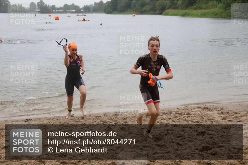 21.06.2025 - 27. Vierlanden-Triathlon Lena Gebhardt http://msf.ph/oto/8044271 15.06.2025 14:39:11 Schwimmen 1335, 1345, 1349 meine-sportfotos.de