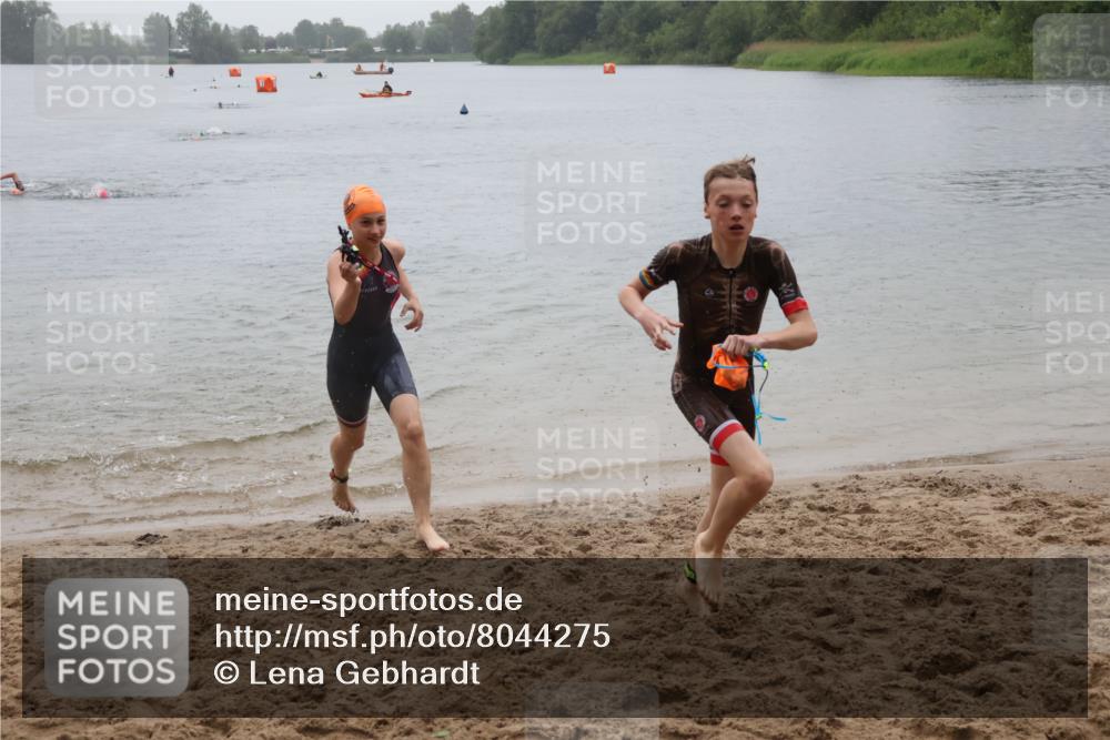 21.06.2025 - 27. Vierlanden-Triathlon Lena Gebhardt http://msf.ph/oto/8044275 15.06.2025 14:39:11 Schwimmen 1335, 1345, 1349 meine-sportfotos.de