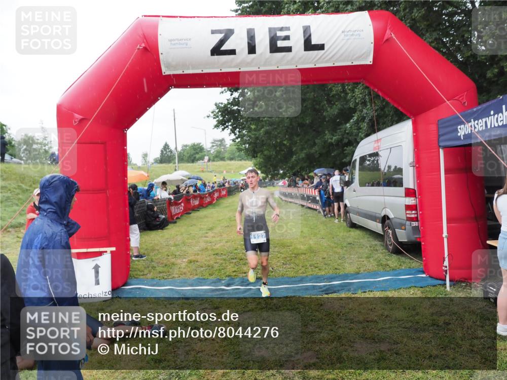 21.06.2025 - 27. Vierlanden-Triathlon MichiJ http://msf.ph/oto/8044276 15.06.2026 13:45:28 Ziel 1127 meine-sportfotos.de