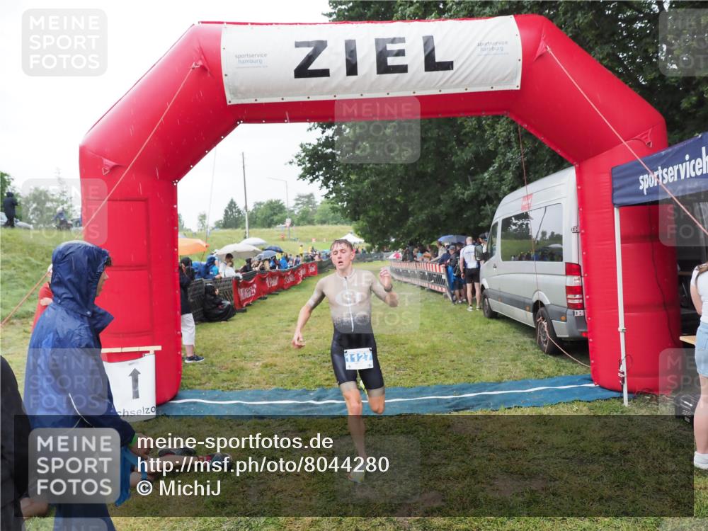 21.06.2025 - 27. Vierlanden-Triathlon MichiJ http://msf.ph/oto/8044280 15.06.2026 13:45:28 Ziel 1127 meine-sportfotos.de