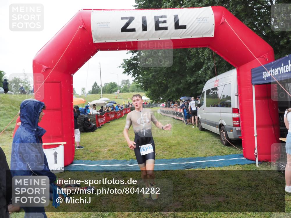 21.06.2025 - 27. Vierlanden-Triathlon MichiJ http://msf.ph/oto/8044282 15.06.2026 13:45:29 Ziel 1127 meine-sportfotos.de