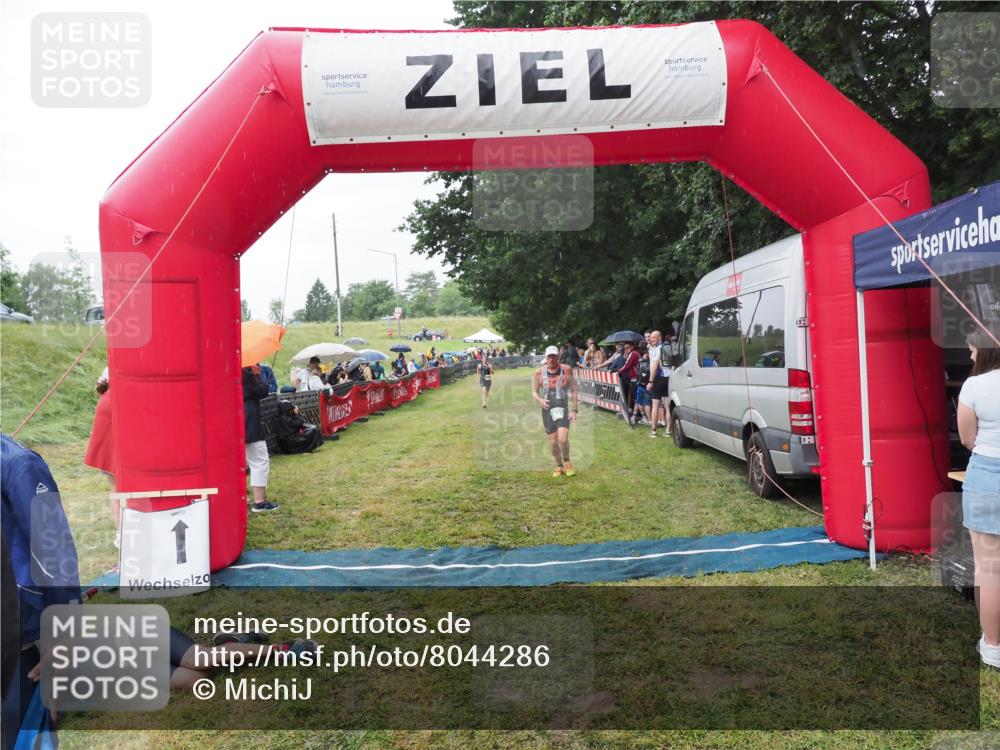 21.06.2025 - 27. Vierlanden-Triathlon MichiJ http://msf.ph/oto/8044286 15.06.2026 13:45:38 Ziel 830 meine-sportfotos.de