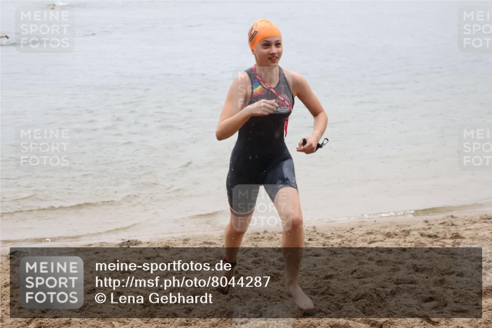 21.06.2025 - 27. Vierlanden-Triathlon Lena Gebhardt http://msf.ph/oto/8044287 15.06.2025 14:39:12 Schwimmen 1335, 1345, 1349 meine-sportfotos.de