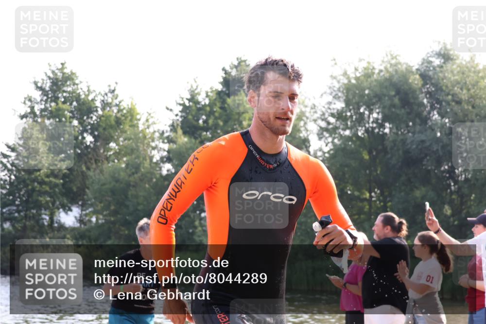 15.06.2025 - 27. Vierlanden-Triathlon Lena Gebhardt http://msf.ph/oto/8044289 15.06.2025 08:35:05 Schwimmen 12, 43, 54, 64, 80, 149, 159, 186 meine-sportfotos.de