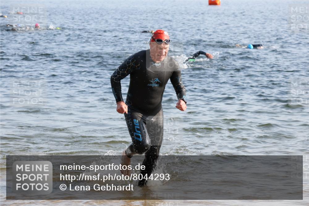 15.06.2025 - 27. Vierlanden-Triathlon Lena Gebhardt http://msf.ph/oto/8044293 15.06.2025 08:35:07 Schwimmen 12, 43, 54, 64, 80, 159 meine-sportfotos.de