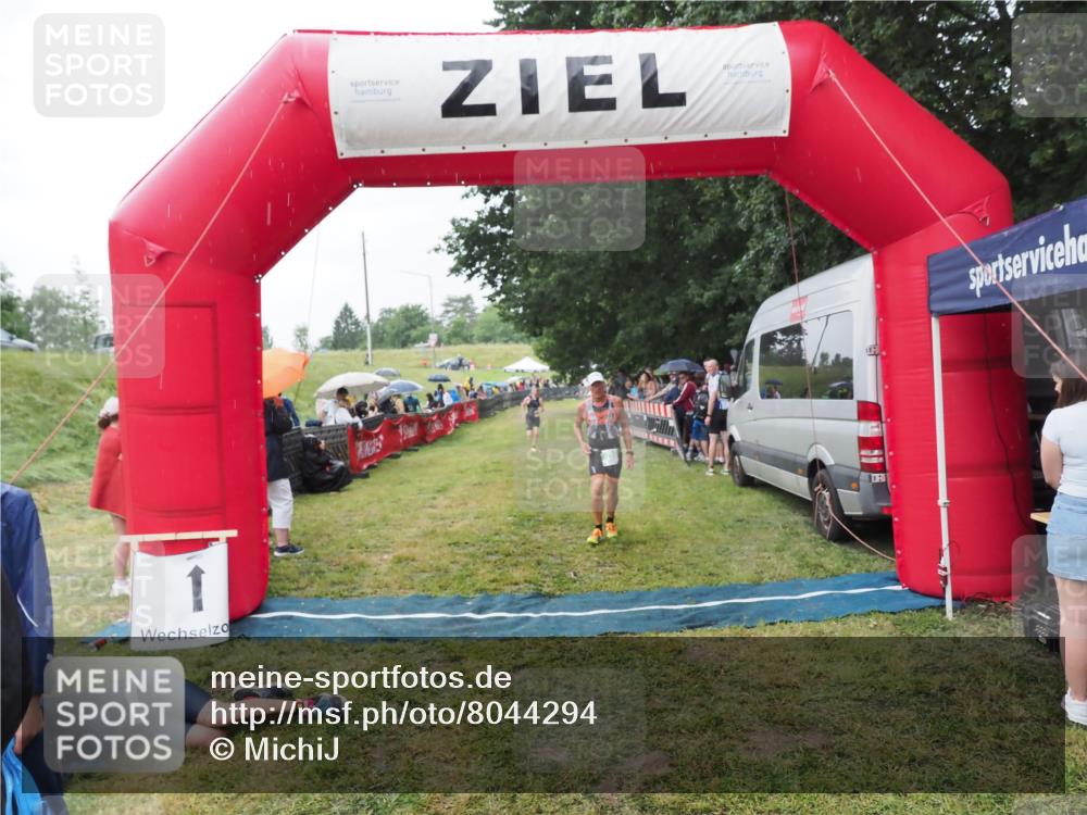21.06.2025 - 27. Vierlanden-Triathlon MichiJ http://msf.ph/oto/8044294 15.06.2026 13:45:38 Ziel 830 meine-sportfotos.de
