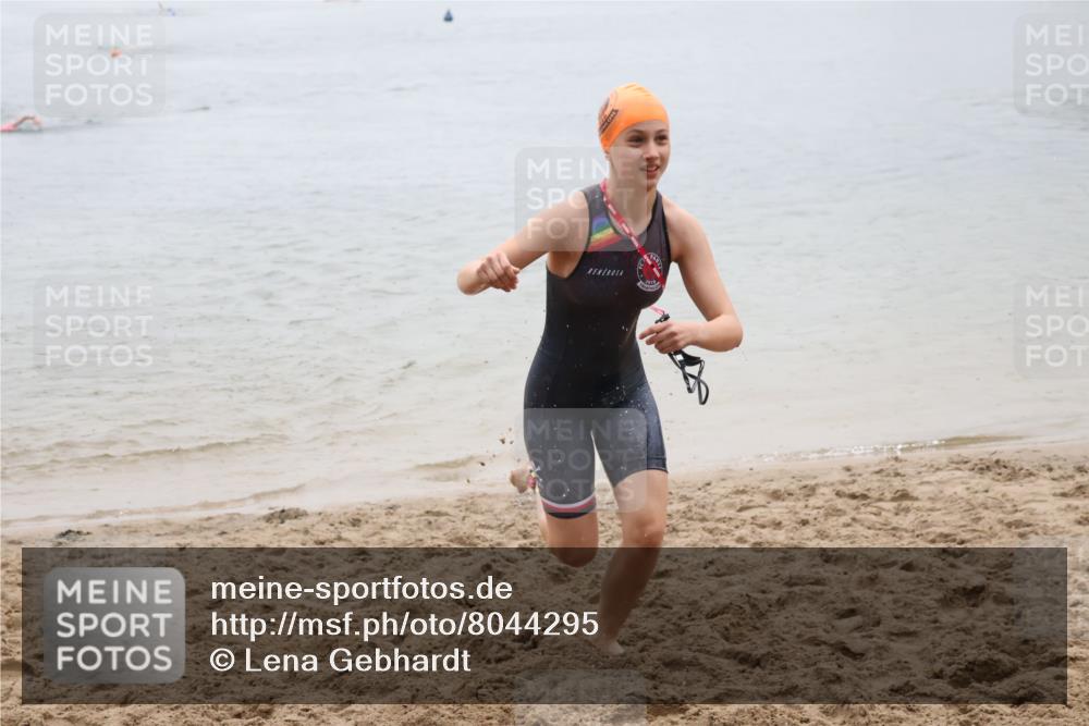 21.06.2025 - 27. Vierlanden-Triathlon Lena Gebhardt http://msf.ph/oto/8044295 15.06.2025 14:39:12 Schwimmen 1335, 1345, 1349 meine-sportfotos.de