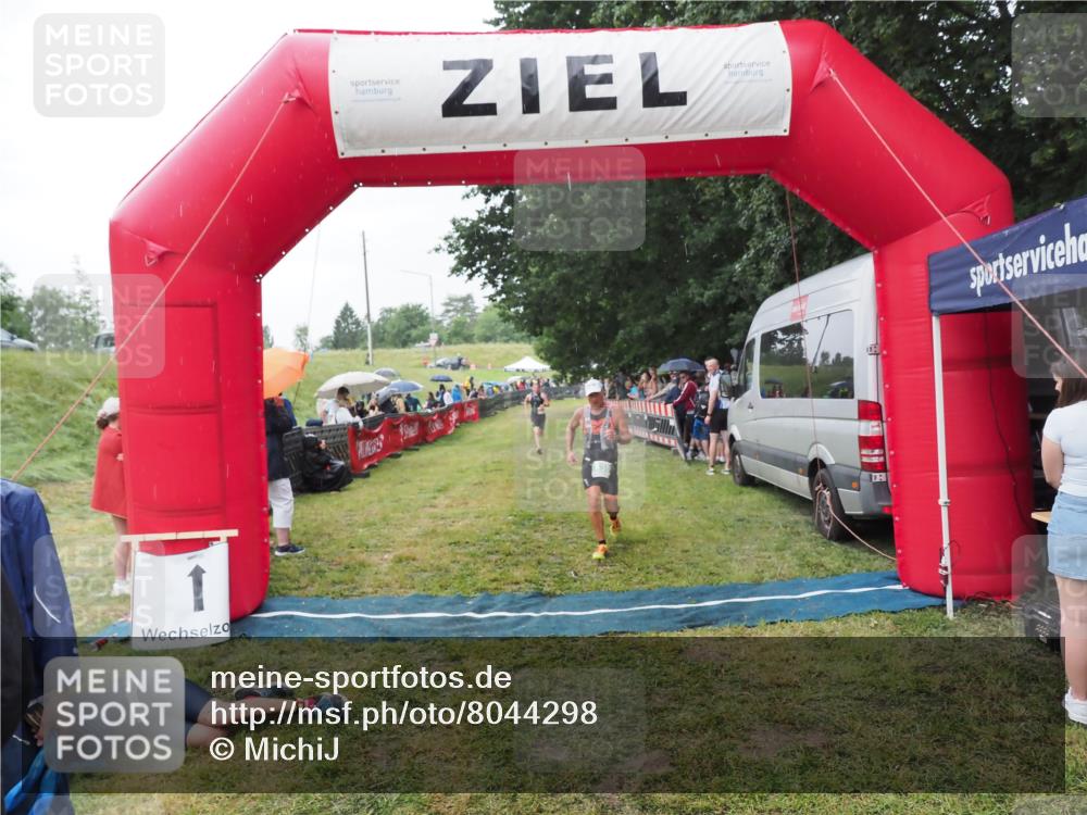 21.06.2025 - 27. Vierlanden-Triathlon MichiJ http://msf.ph/oto/8044298 15.06.2026 13:45:38 Ziel 830 meine-sportfotos.de