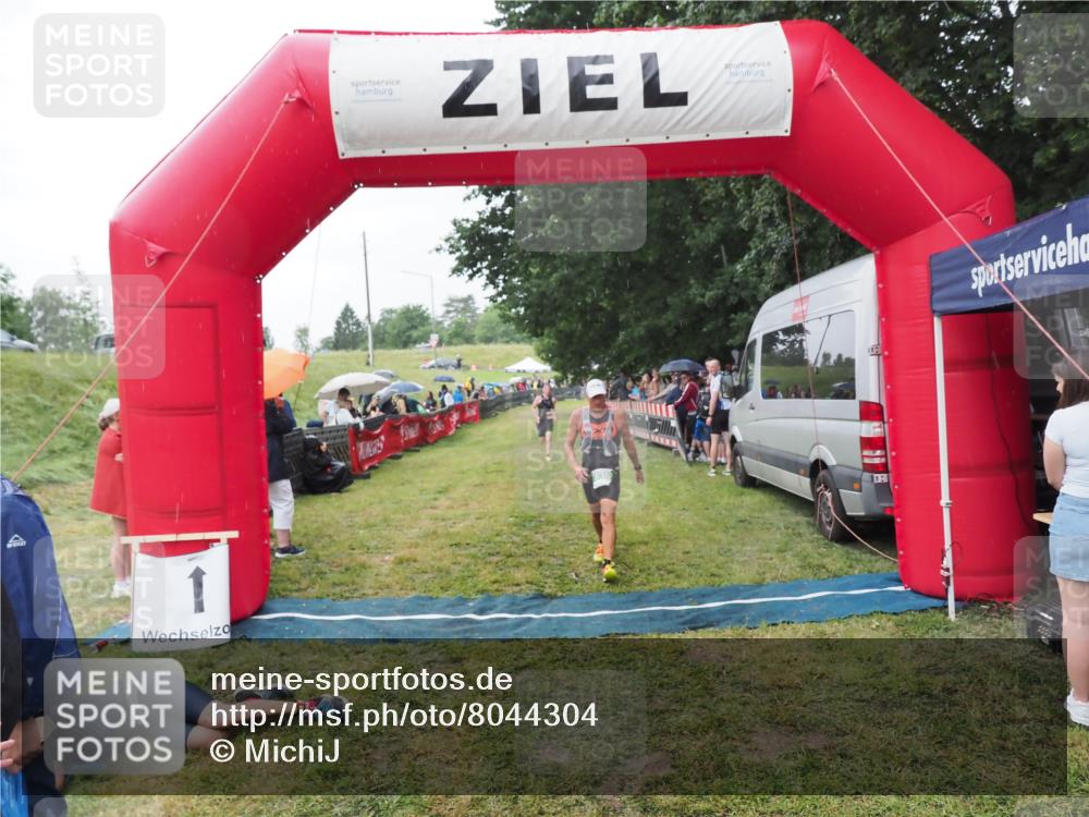 21.06.2025 - 27. Vierlanden-Triathlon MichiJ http://msf.ph/oto/8044304 15.06.2026 13:45:39 Ziel 830 meine-sportfotos.de