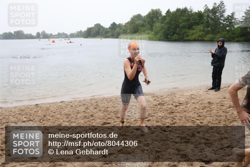 21.06.2025 - 27. Vierlanden-Triathlon Lena Gebhardt http://msf.ph/oto/8044306 15.06.2025 14:39:13 Schwimmen 1335, 1345, 1349 meine-sportfotos.de