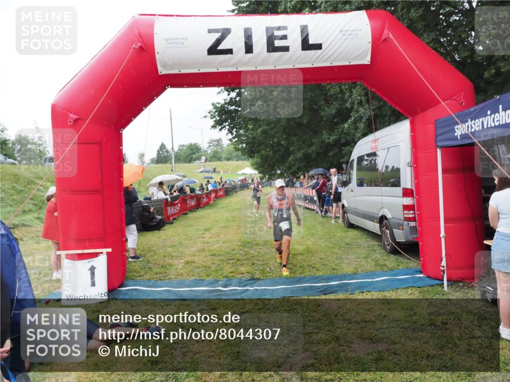 21.06.2025 - 27. Vierlanden-Triathlon MichiJ http://msf.ph/oto/8044307 15.06.2026 13:45:39 Ziel 830 meine-sportfotos.de